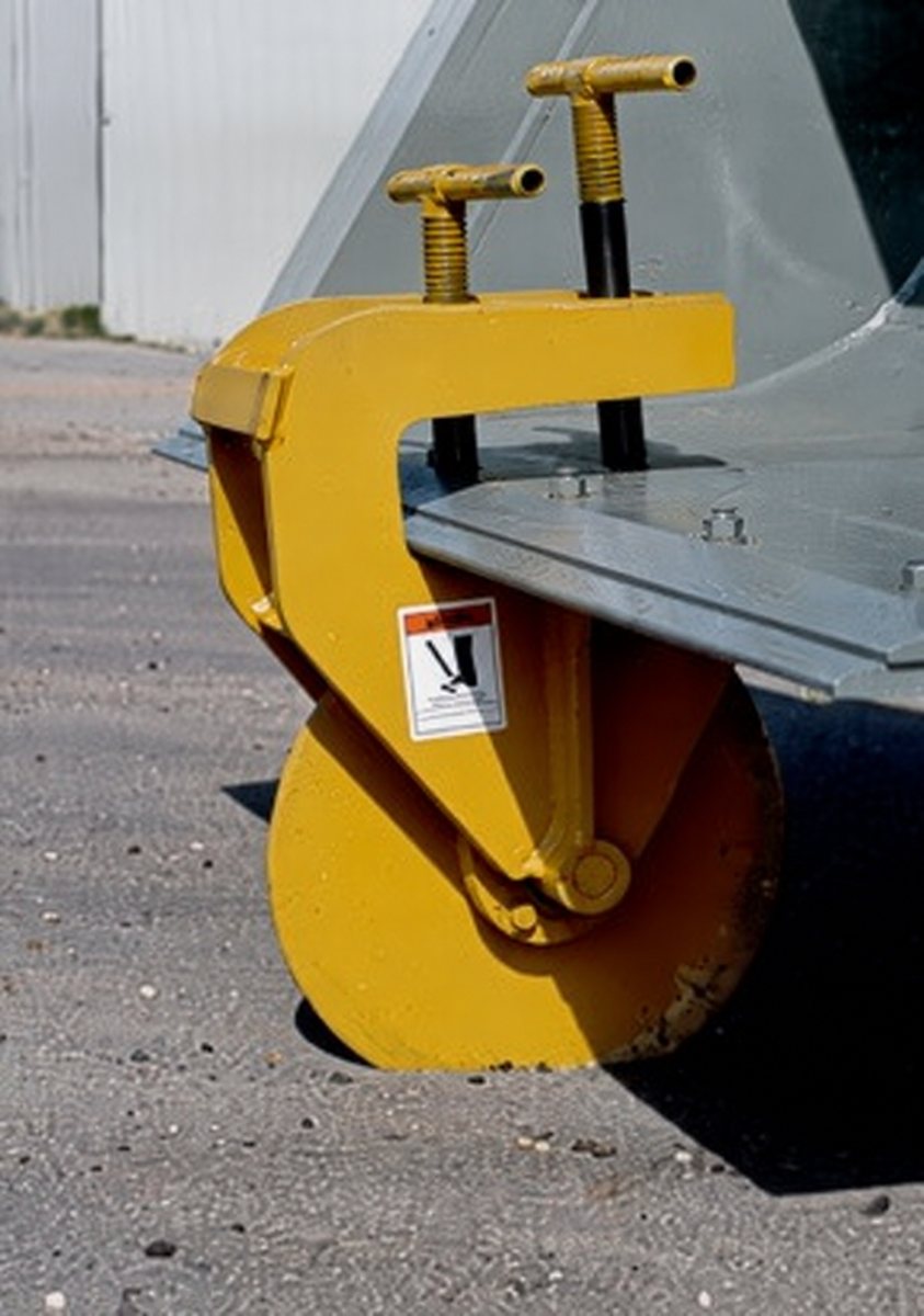 Bucket-mount asphalt cutter shared by 140BM, 185BM and 190BM
