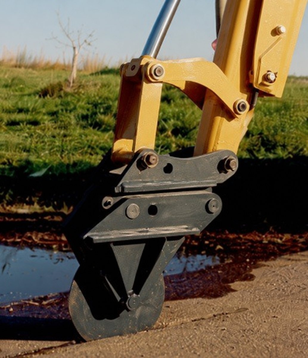EpicGrade 150C asphalt cutter